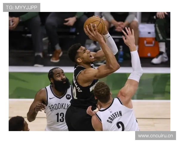 本季米德尔顿无球跑动拉开防守助字母哥更轻松进攻