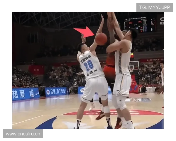 篮球规则解析：双方同时犯规时裁判如何吹罚与执行？